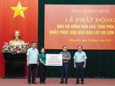 Cảm động trước tấm lòng người dân vùng lũ Quảng Bình hướng về miền Bắc