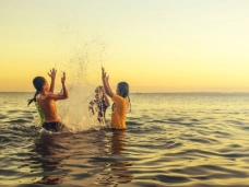 Tắm nắng – Tắm biển: Khúc giao hòa giữa vũ trụ và cơ thể người