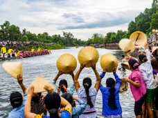 Bơi đua Lệ Thủy – Ngày hội trên sông Kiến Giang