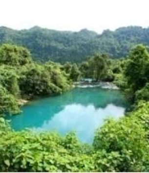 Suối Nước Moọc – Ốc Đảo Xanh Giữa Rừng Đá Vôi