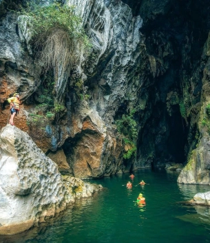 Hang Rục Mòn – Trekking,  hang động, sông ngầm