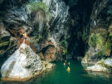 Hang Rục Mòn – Trekking,  hang động, sông ngầm