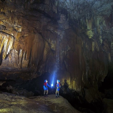 Chinh phục 4,5 km Động Phong Nha bằng kayak