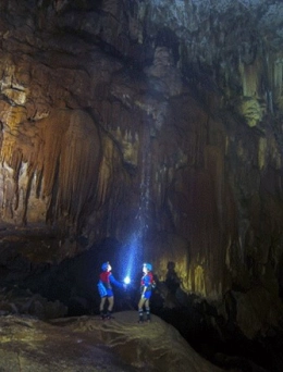 Conquer 4.5KM of PhongNha Cave by Kayaking