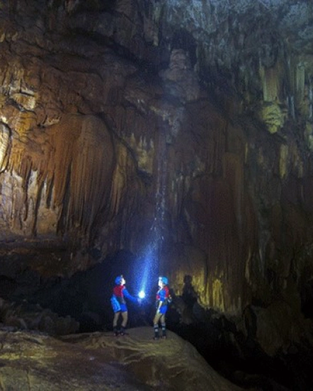 Chinh phục 4,5 km Động Phong Nha bằng kayak
