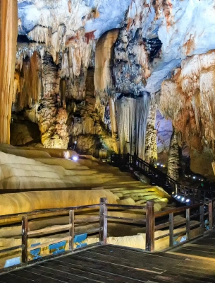 Dong Hoi - Paradise Cave - Mooc Stream - Eight Ladies Cave - Dong Hoi