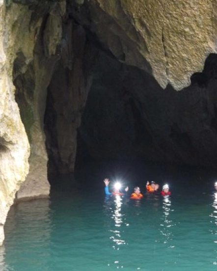 Trekking to Hang Thủy Cung – Thung lũng Sinh Tồn