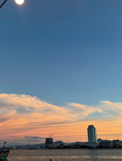 Ngắm hoàng hôn trên sông Nhật Lệ