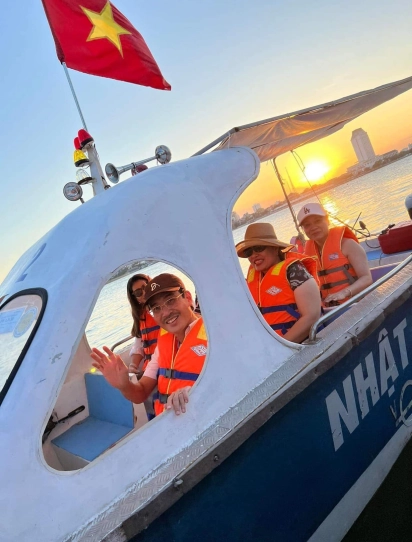 Ngắm hoàng hôn trên sông Nhật Lệ