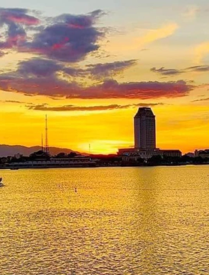 Ngắm hoàng hôn trên sông Nhật Lệ