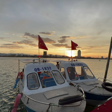 Ngắm hoàng hôn trên sông Nhật Lệ