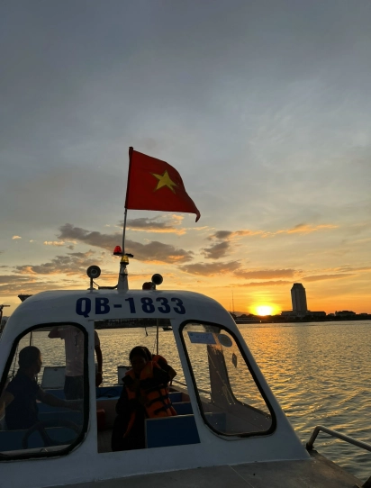 Ngắm hoàng hôn trên sông Nhật Lệ
