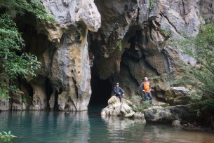 Trekking to Hang Thủy Cung – Living Valley