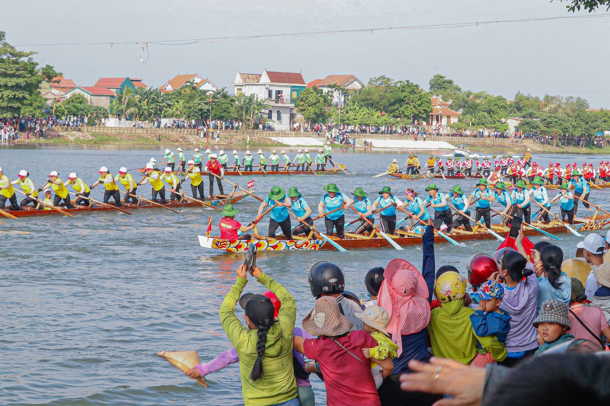 Đua trên sông Kiến Giang