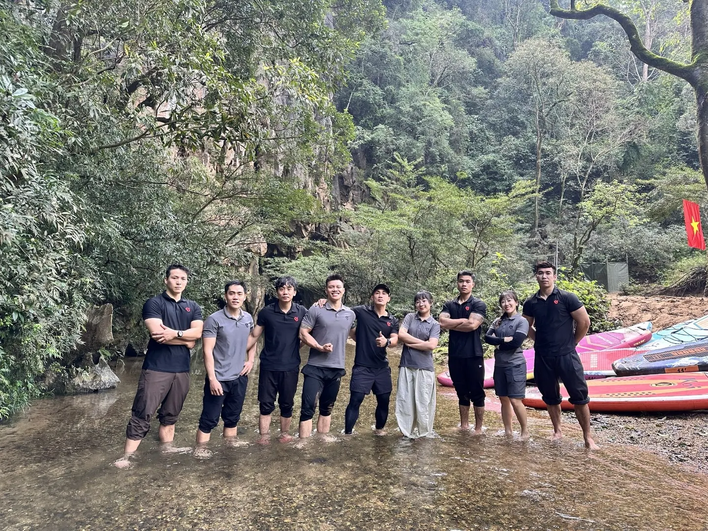 Nhóm du khách bên dòng suối trong khu vực Phong Nha
