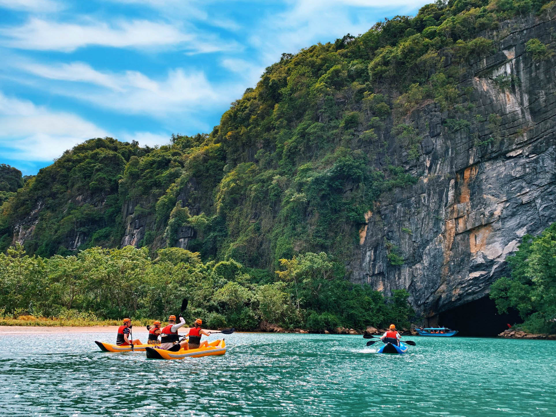 Chinh phục 4,5 km Động Phong Nha bằng kayak